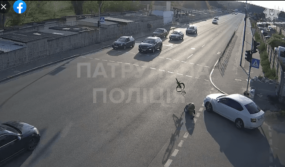 Якщо наплювати на ПДР: велосипедист зробив кульбіт після зіткнення з автівкою на переході