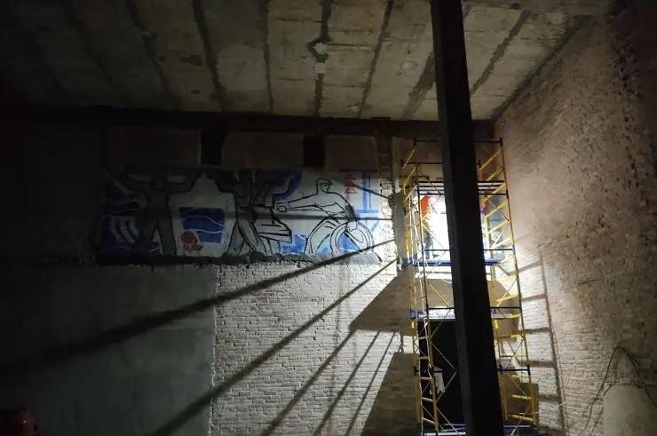 У будівлі Річкового вокзалу відреставрували унікальні панно