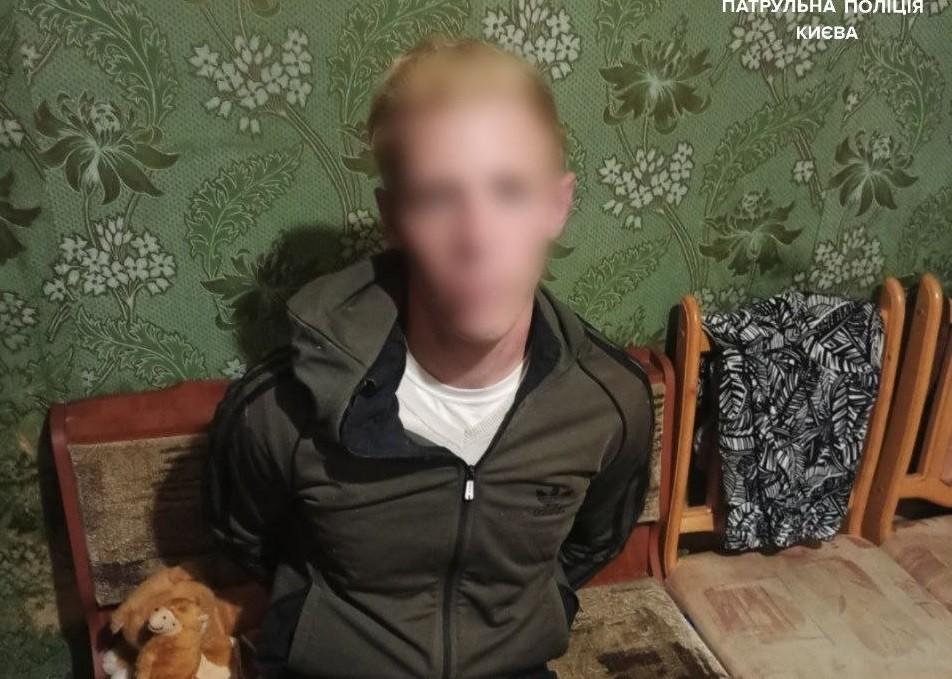 Поліція приїхала втихомирювати молодика, який лупцював матір і бабусю, та виявила у нього наркотики