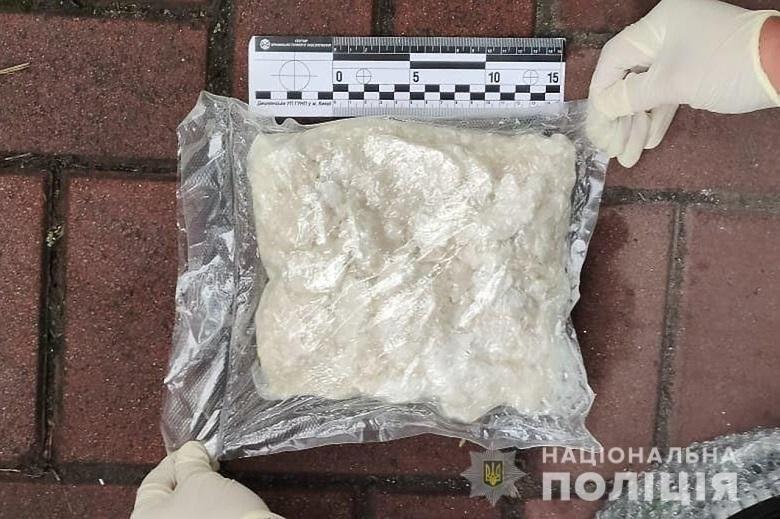 Заробила на тюрму і конфіскацію: 20-річну киянку затримали із чималою партією психотропу