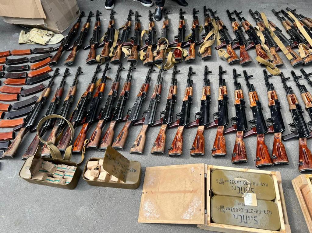 У Києві викрили групу осіб, які зберігали десятки незареєстрованих автоматів і тисячі набоїв