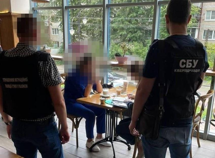 Працівники столичного військкомату організували “зелений коридор” для виїзду за кордон чоловіків призовного віку
