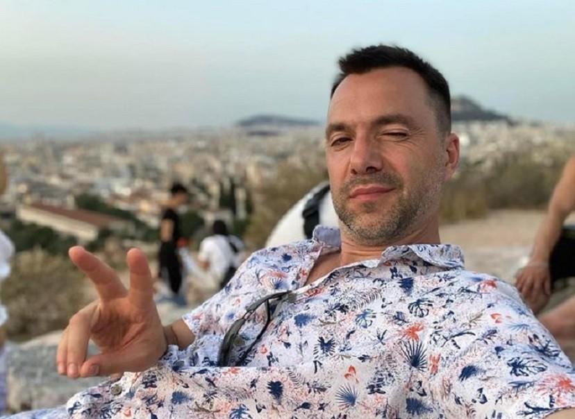 “Подвійне комбо”: У центрі Києва до Арестовича та Гордона вишикувалась черга з прихильниць