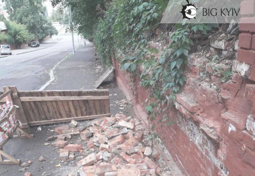 На Байковому кладовищі впала частина старовинної огорожі (ФОТО)