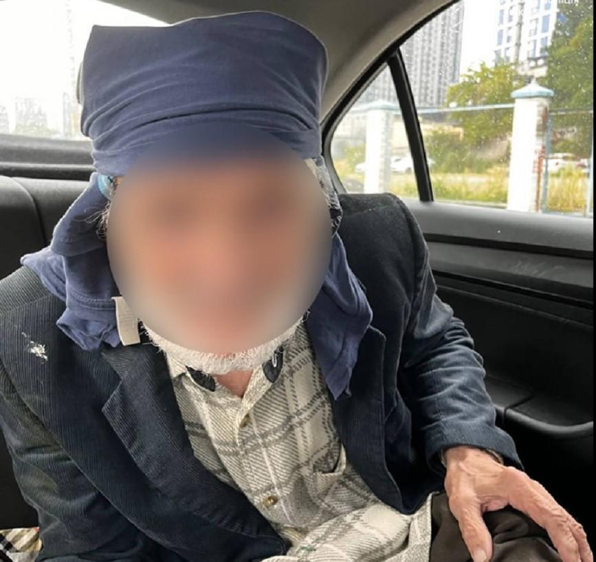 Київські патрульні повернули додому дідуся, який не пам’ятав як опинився на вулиці