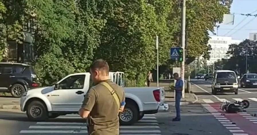 У Солом’янському районі сталась ДТП за участю легкового автомобіля та скутера