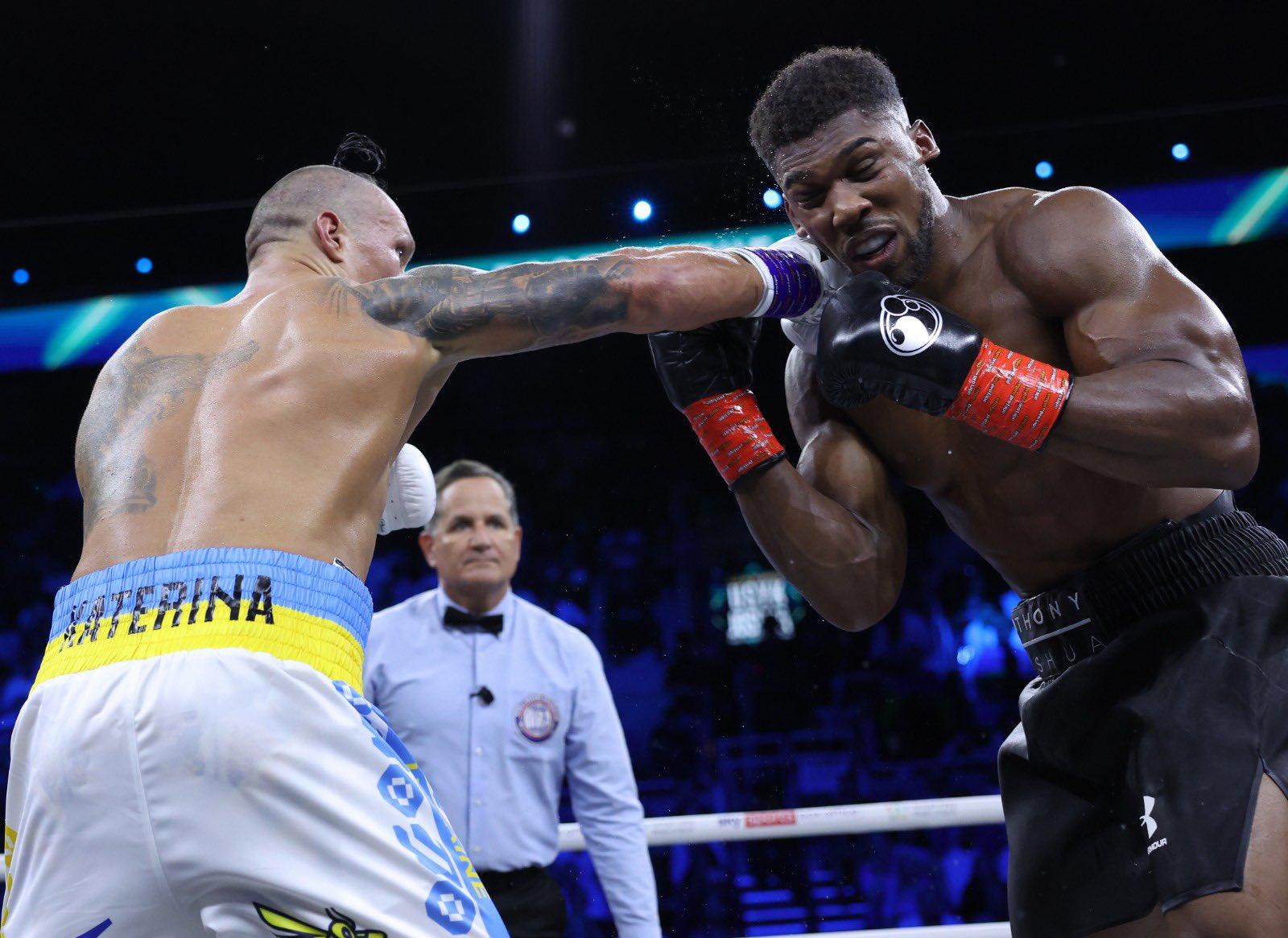 Перемога! Усик зберіг звання чемпіона світу з боксу в суперважкій вазі