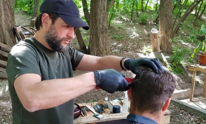 З деяких хлопців шкіра злазить. Перукар-волонтер розповів про роботу у військовому госпіталі Києва