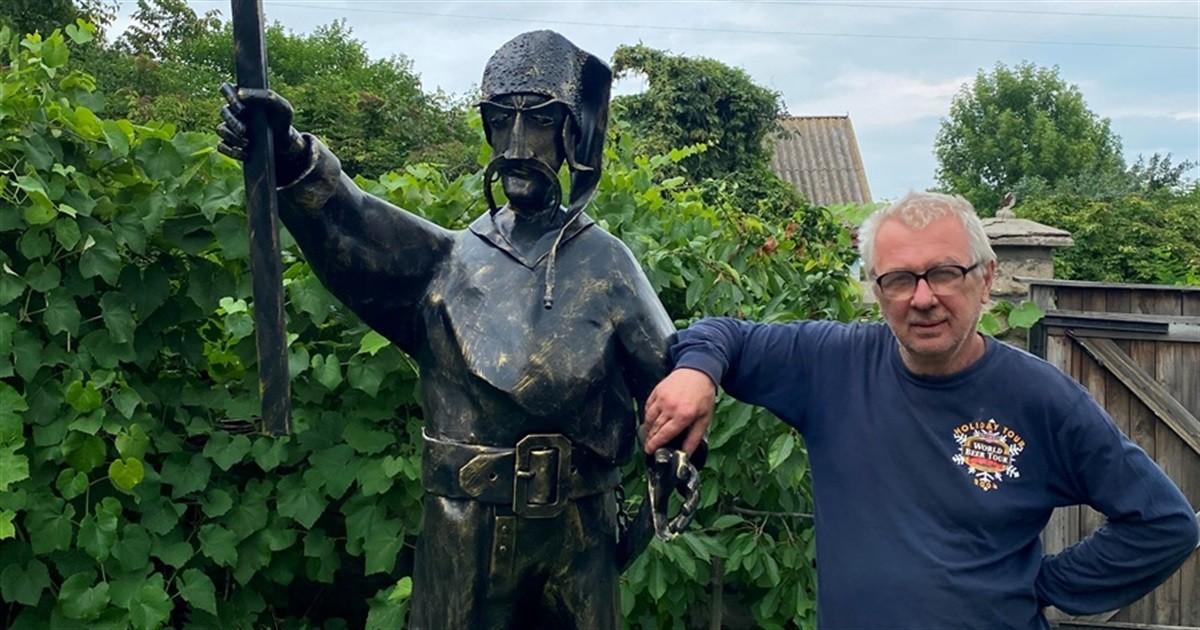 На Київщині коваль створив козака з уламка ворожої ракети “Іскандер” (ФОТО)