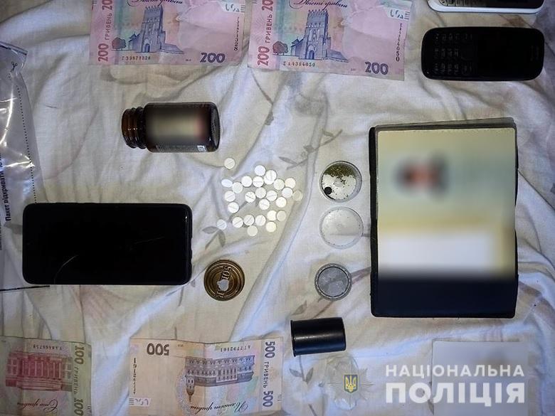 У квартирі на Святошині викрили наркокрамницю