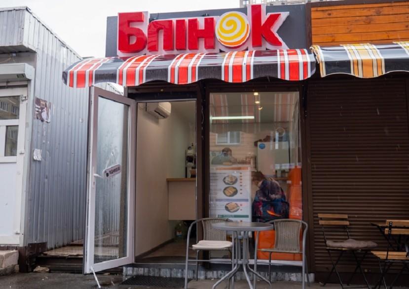 У Києві поблизу “Мінської” переселенець з Луганщини відкрив точку з млинцями