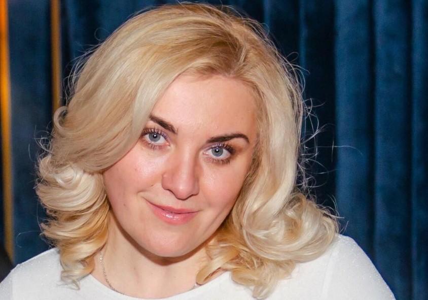 Директорка столичного ліцею, яка здавала окупантам позиції ЗСУ, втекла з України