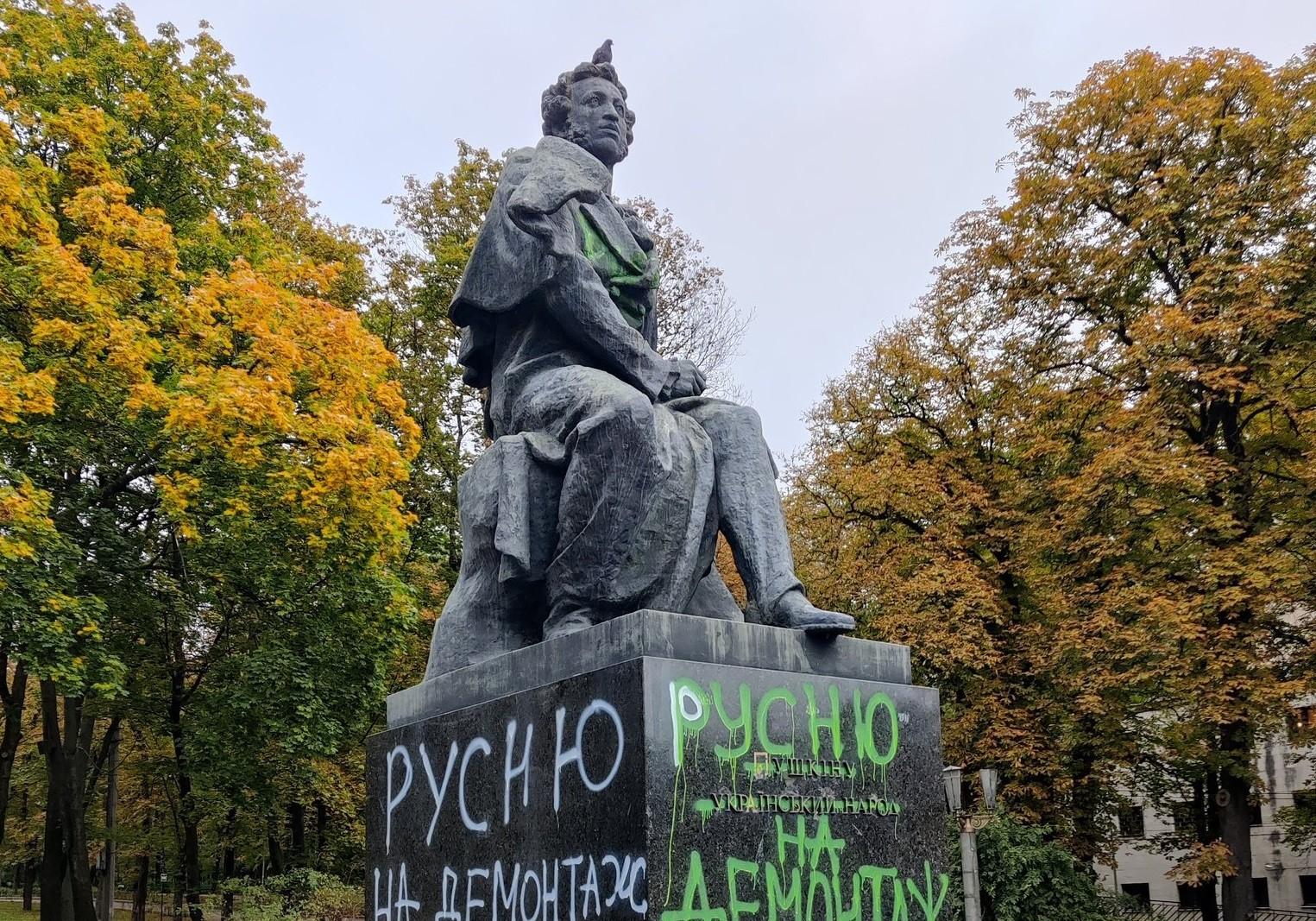 Знеси мене повністю: в Києві зробили “ребрендинг” пам’ятників Щорсу та Пушкіну (ФОТОФАКТ)
