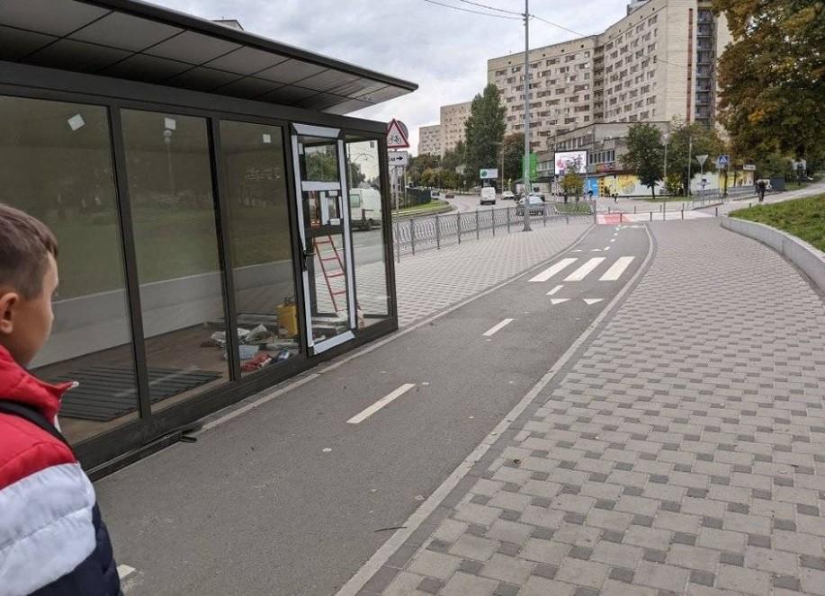 Вийди та збий велосипедиста: на Польовій двері МАФа виходили прямо на велодоріжку (ФОТОФАКТ)