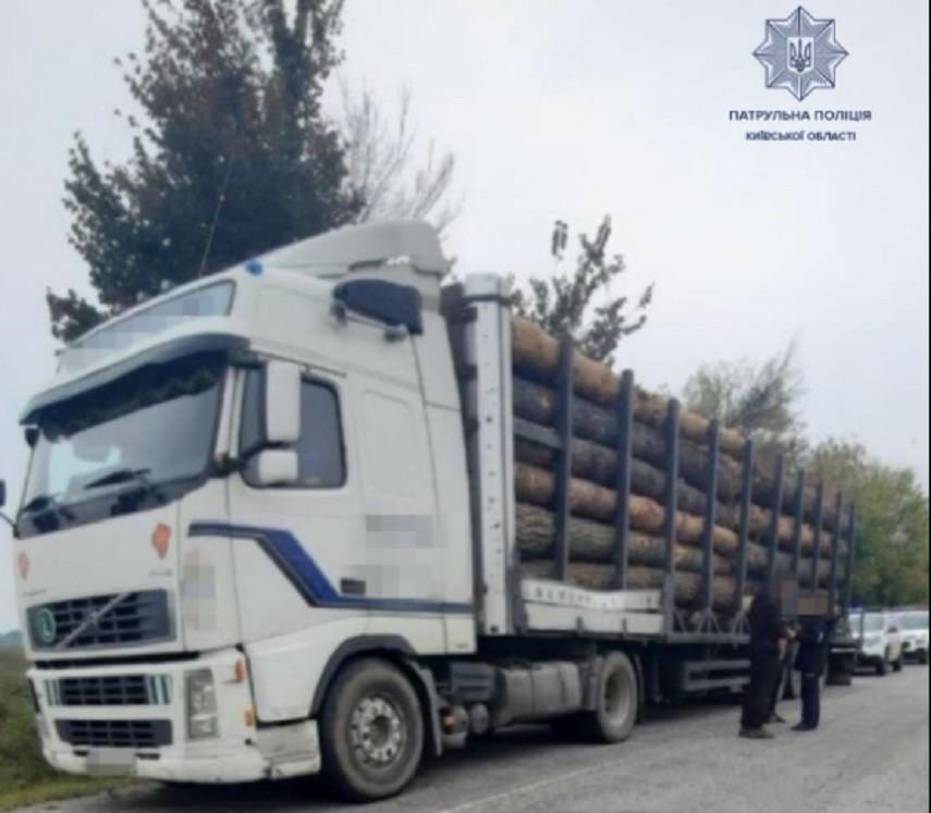 На Київщині зупинили фуру, яка перевозила лісопродукцію без документів