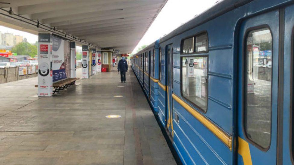 На станції метро “Дарниця” помер пасажир