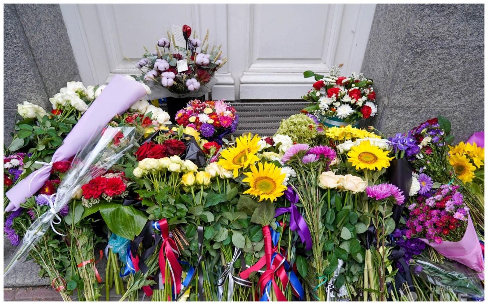 Кияни несуть квіти до Британської амбасади та пишуть записки з подяками королеві Єлизаветі