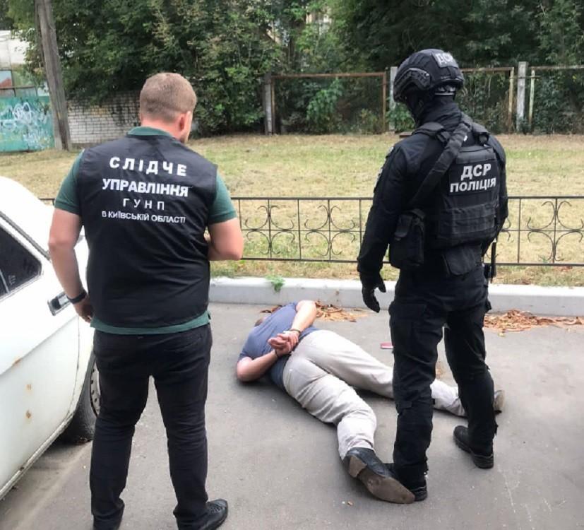 На Київщині літній житель Броварів намагався продати автомат