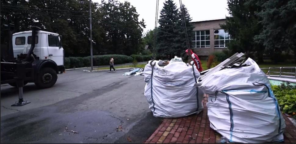 У громадах Київщини триває розбір завалів та вивезення будівельного сміття