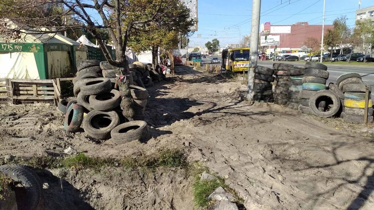 Вулицю Братиславську “зачистили” від покинутих автошин – скільки зібрали