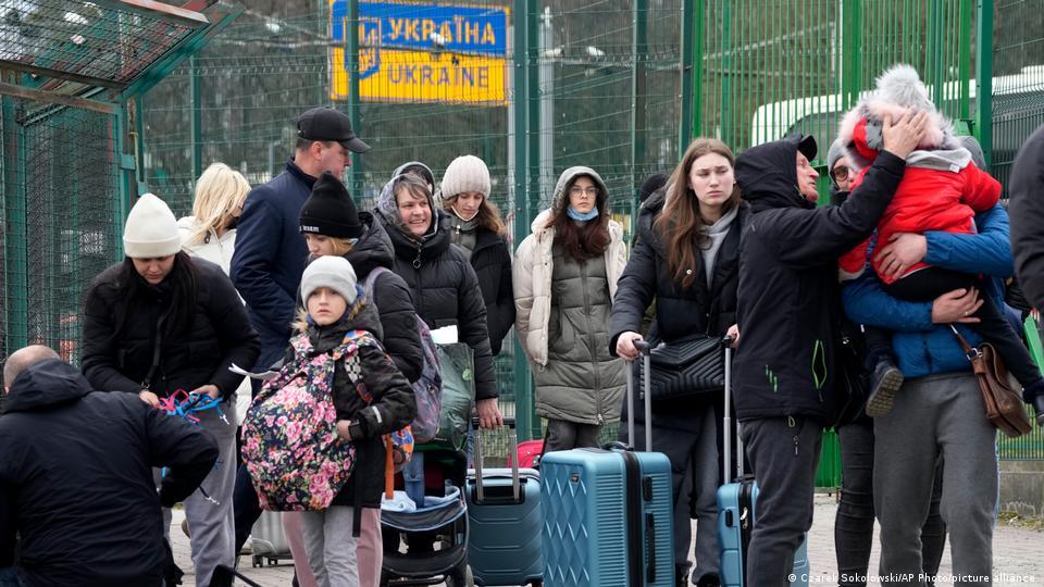 Українських біженців просять зачекати із поверненням з-за кордону
