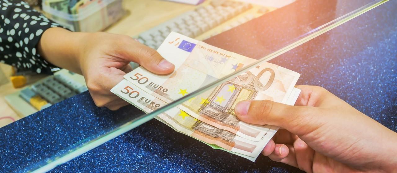 Українці можуть обміняти готівкову гривню на євро у Литві – умови