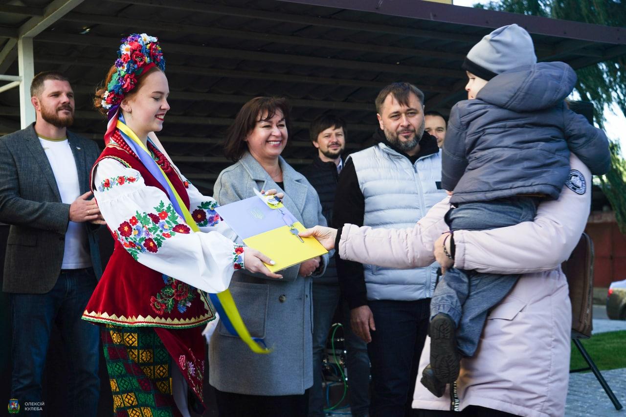 Родини переселенців отримали ключі від 19 соціальних квартир у Борисполі