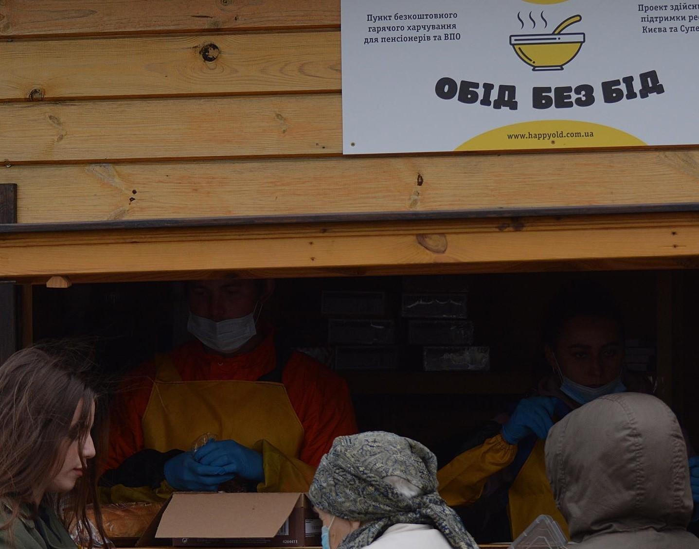 Гарячі страви від благодійників: на Оболоні відкрився ще один будиночок “Обід без бід”