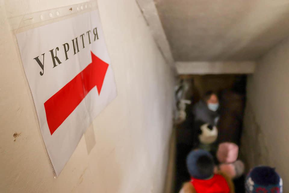 Як київські школярі під час повітряної тривоги співали “Стефанію” в укритті (ВІДЕО)
