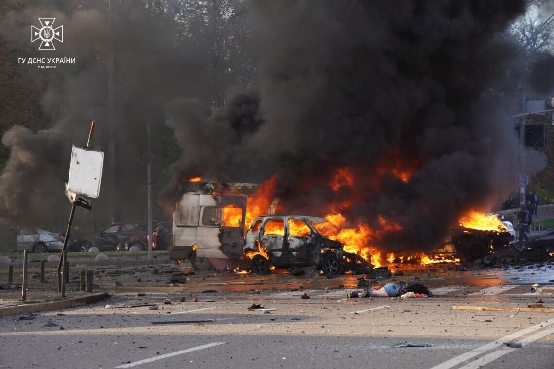 Після ракетного удару на Володимирській не залишилось жодного цілого вікна у будівлі міністерства освіти – Шкарлет