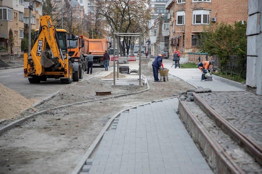 Нові тротуари та велодоріжки: як оновлюють вулицю Спаську на Подолі (ВІДЕО)