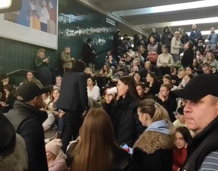Як українці співали та читали вірші у столичній підземці під час ракетного обстрілу