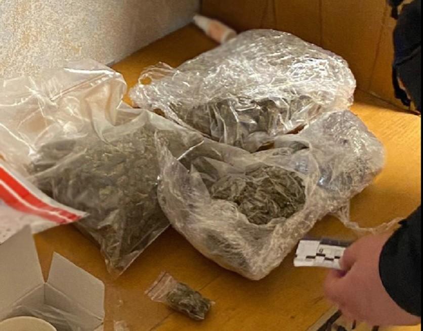 У Києві затримали наркоторговця з кілограмом канабісу