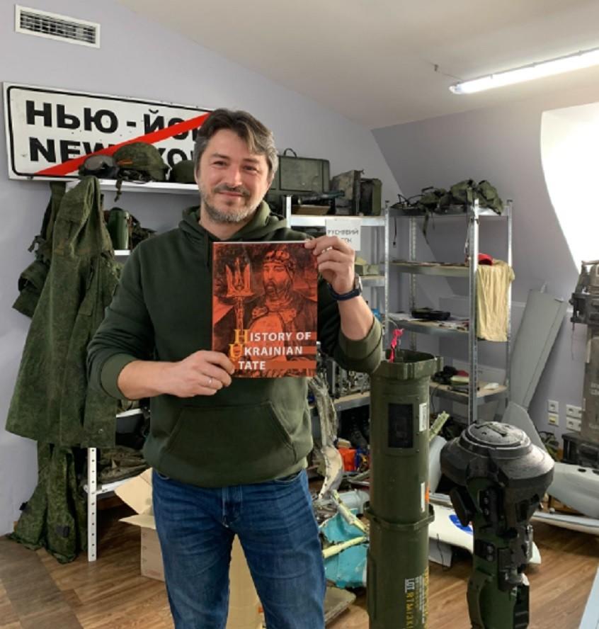 Притула відправив Маску книгу з історії України