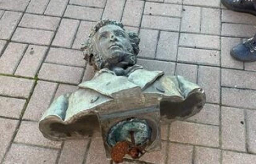 У Києві бюст Пушкіна впав під силами гравітації, наступним впасти може Щорс – активіст Савчук