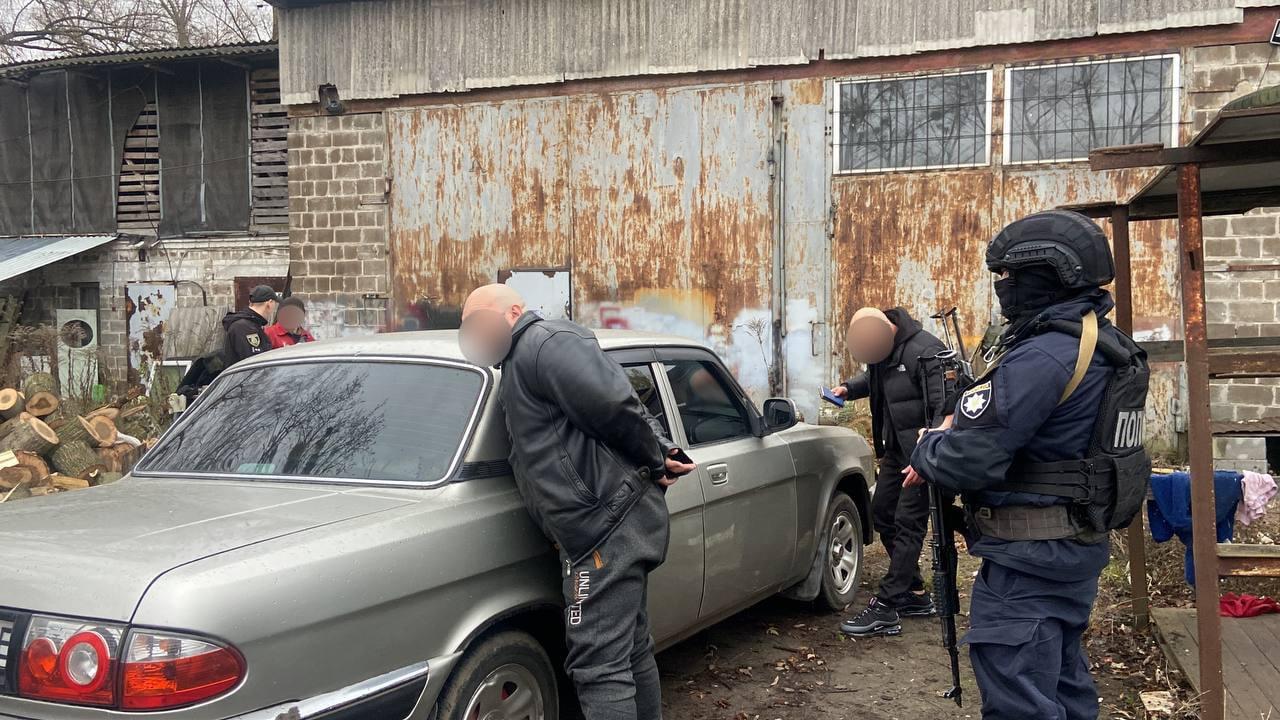 Забрав документи та змушував працювати задарма: на Київщині викрили “рабовласника”