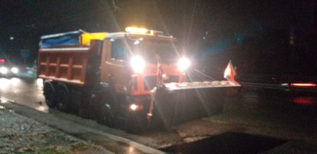 Перший сніг у Києві: близько сотні спецмашин вночі обробляли дороги реагентами