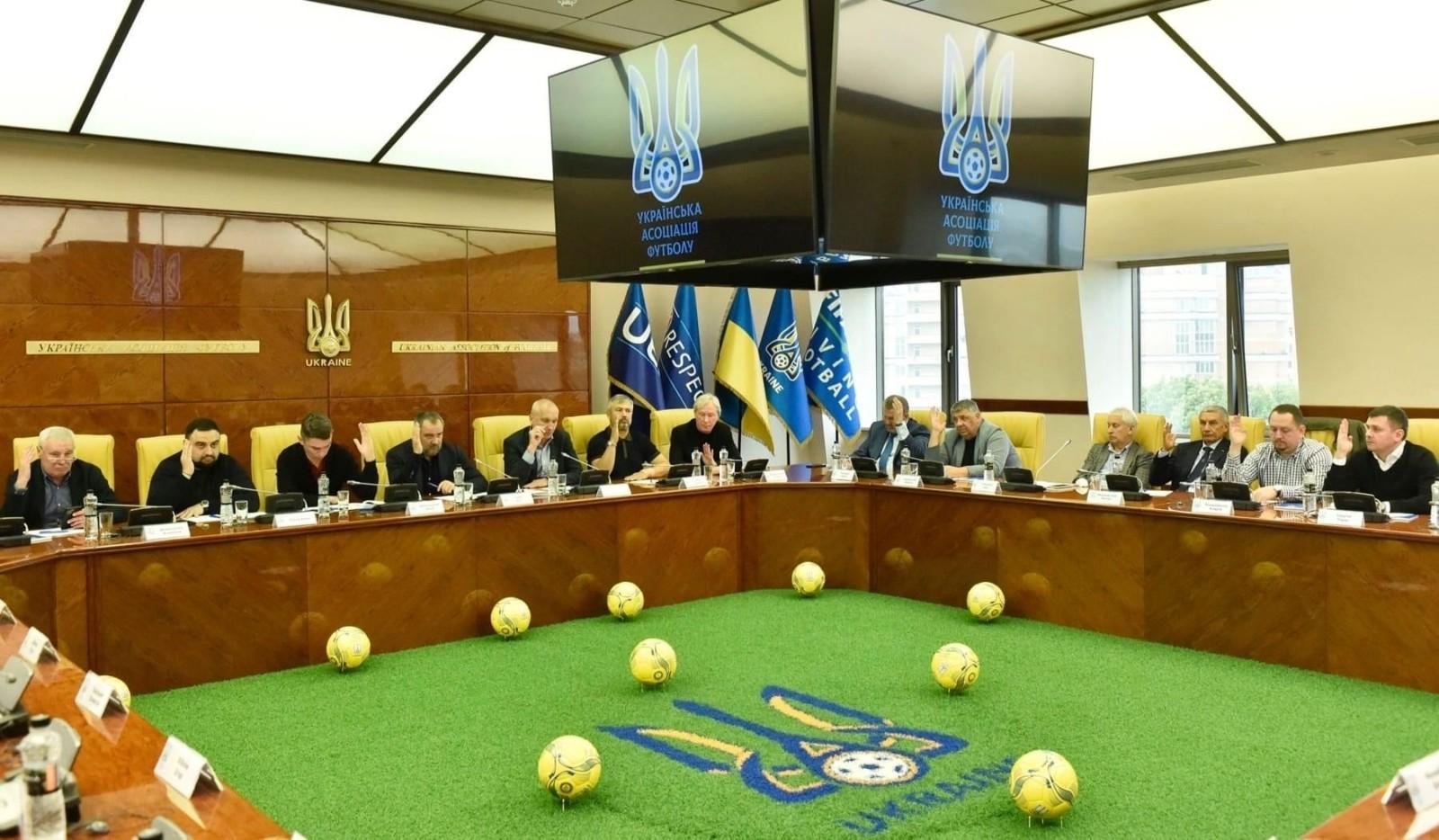 Поліція провела обшук у домі президента Української асоціації футболу Павелка під Києвом – свій пляж, золотий посуд, манекен з головою орла та багато ікон