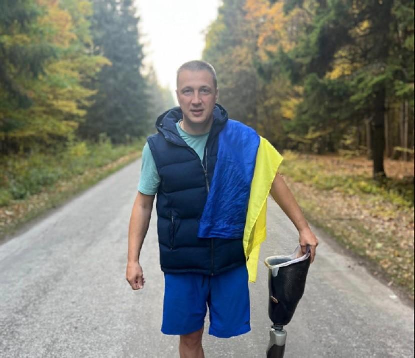 Пройшов на протезі майже 100 кілометрів: ветеран АТО на зібрані гроші придбав для ЗСУ шість авто