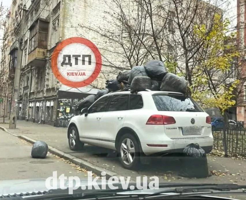 У Києві автомобіль “героя паркування” закидали мішками зі сміттям