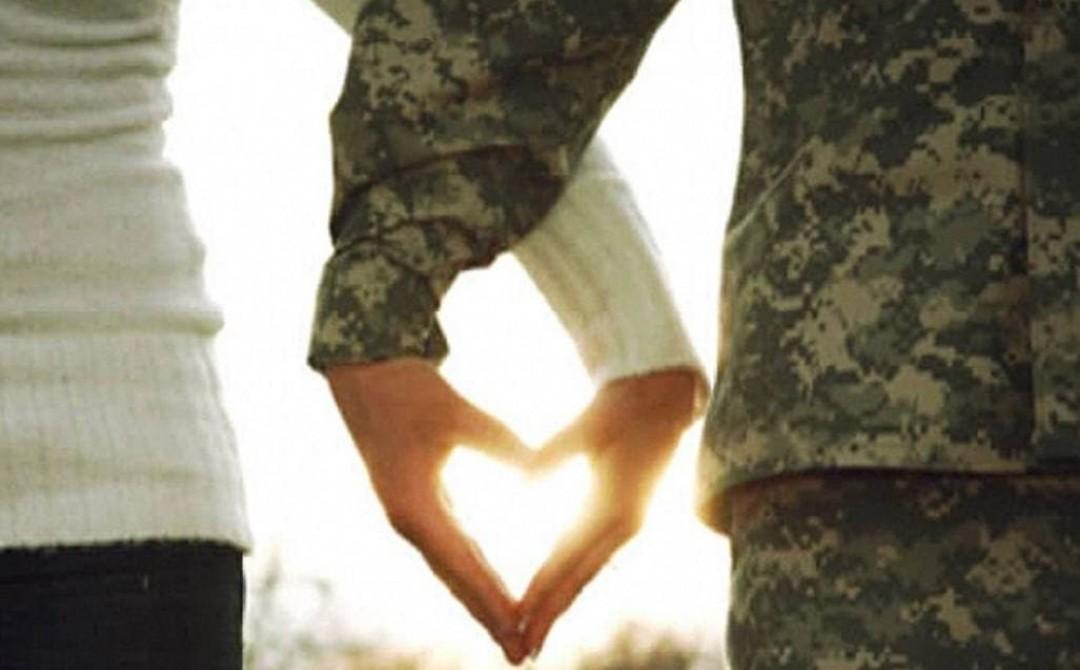 Служба в війську шлюбу не завада: Київ став лідером за кількістю особливих одружень