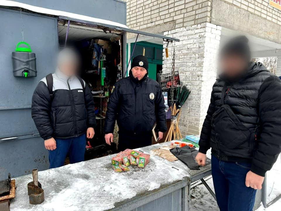 У поліції нагадують про заборону на феєрверки і петарди та просять “здавати” порушників
