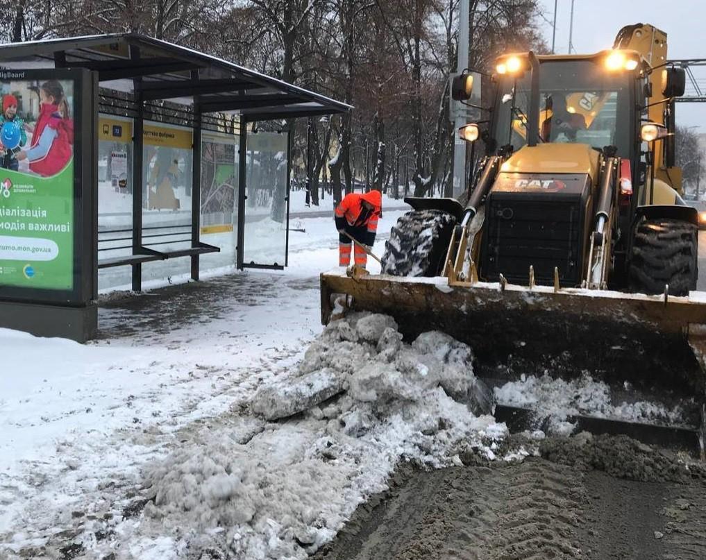 Столичні дороги всю ніч будуть обробляти протиожеледними реагентами