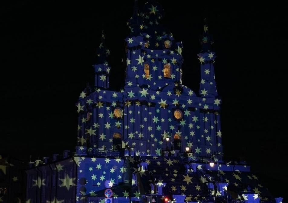 Світло і надія у темні дні: відомий митець підсвічує національні святині у Києві