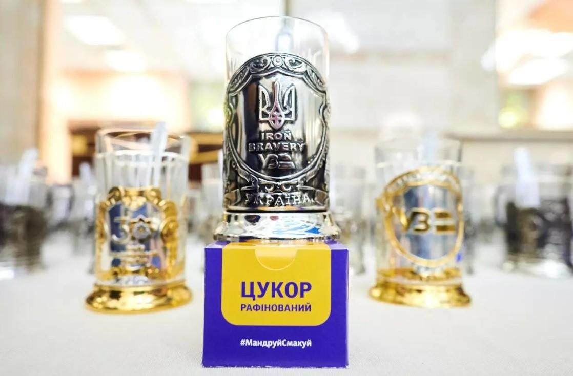 Укрзалізниця розробила новий дизайн підстаканників і цукру