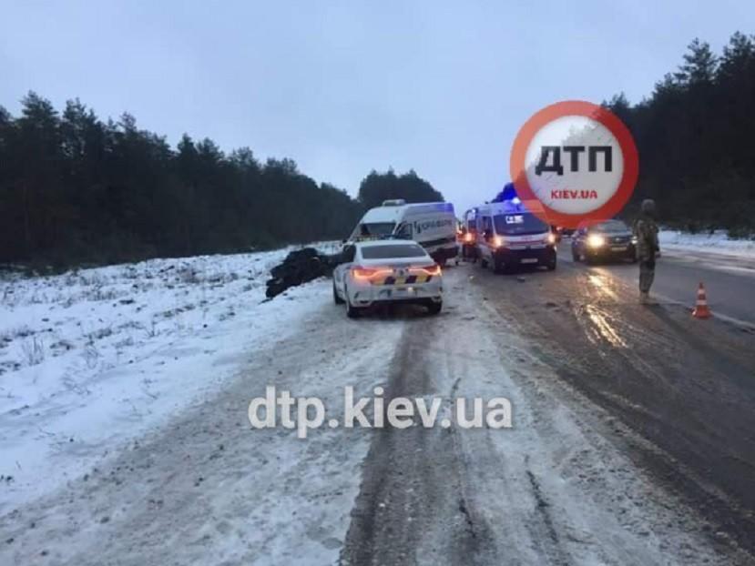 На Київщині через ожеледицю зіткнулись легковик та мікроавтобус, є загиблий