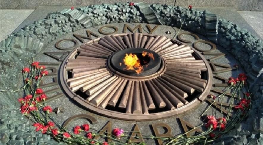 Киянин вирішив погрітися біля вічного вогню в парку Слави