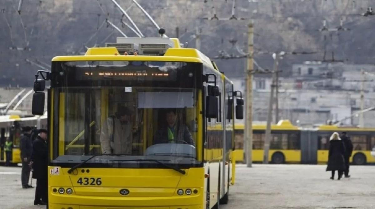 Відновлює роботу популярний тролейбус, що сполучає Троєщину з Лук’янівкою