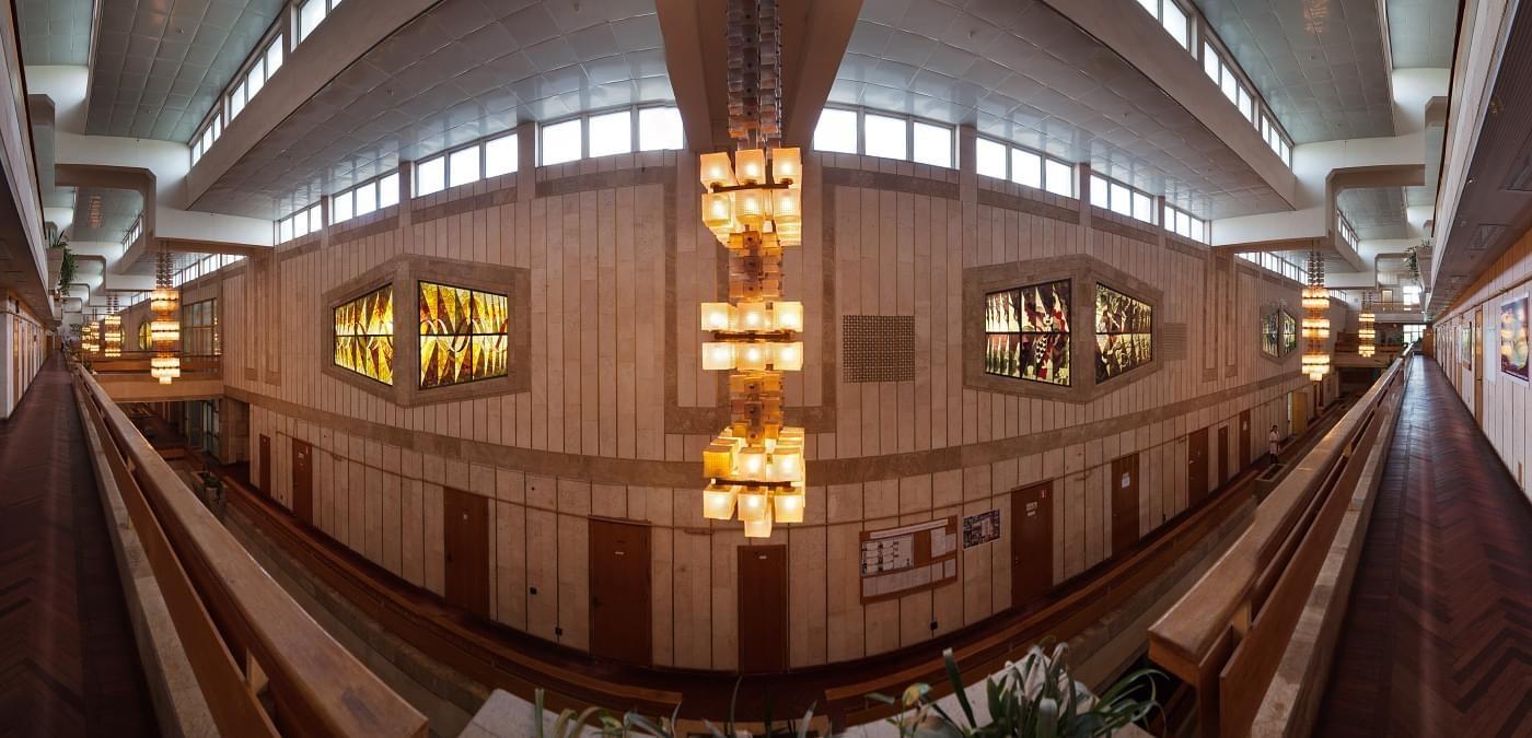 КНУ Шевченка просить допомоги, аби відновити вікна у віварії, де живуть тварини та унікальні вітражі, які майже знищили російські ракети  