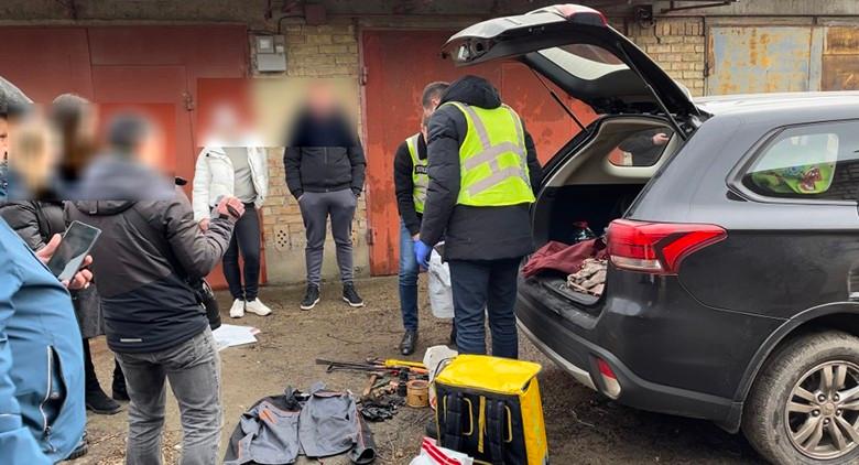 На рахунку понад 40 епізодів: у Києві затримали крадія ліфтових котушок, який маскувався у форму працівника служби доставки